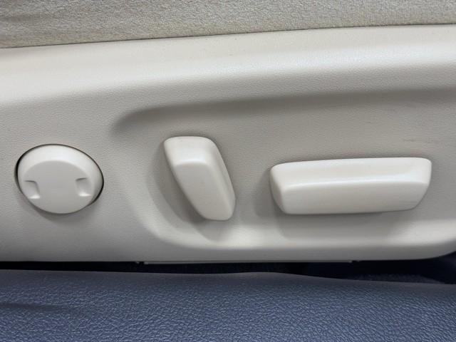 クラウンハイブリッド ロイヤルサルーン　点検記録簿　１オーナー車　フルセグテレビ　Ｂカメラ　ＬＥＤヘッドランプ　ＤＶＤ再生機能　盗難防止システム　スマキー　オートクルーズコントロール　電動パワーシート　ＥＳＣ　ＥＴＣ付き　アイスト　エアコン（15枚目）