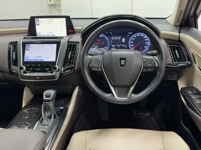 クラウンハイブリッド Ｇ　本革シート　アルミ　ＬＥＤヘッド　キーフリー　記録簿　アイドリングストップ　横滑り防止機能　ＤＶＤ　ＥＴＣ　オートエアコン　ＡＵＸ　ＡＢＳ　メモリナビ　盗難防止装置　エアバッグ　ＡＣ１００Ｖ　ドラレコ（4枚目）