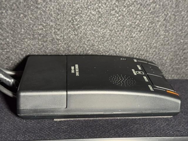 クラウンハイブリッド Ｇ　本革シート　アルミ　ＬＥＤヘッド　キーフリー　記録簿　アイドリングストップ　横滑り防止機能　ＤＶＤ　ＥＴＣ　オートエアコン　ＡＵＸ　ＡＢＳ　メモリナビ　盗難防止装置　エアバッグ　ＡＣ１００Ｖ　ドラレコ（10枚目）