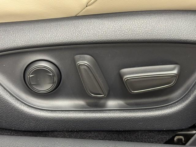 クラウンハイブリッド Ｇ　本革シート　アルミ　ＬＥＤヘッド　キーフリー　記録簿　アイドリングストップ　横滑り防止機能　ＤＶＤ　ＥＴＣ　オートエアコン　ＡＵＸ　ＡＢＳ　メモリナビ　盗難防止装置　エアバッグ　ＡＣ１００Ｖ　ドラレコ（16枚目）