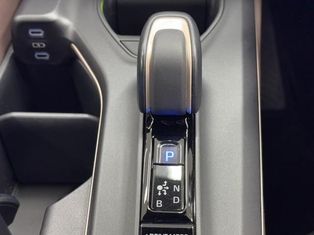 クラウンクロスオーバー Ｇアドバンスド　衝突軽減装置　フルセグテレビ　クルコン　横滑防止装置　ドライブレコーダー　ＬＥＤヘッドライト　記録簿　Ｂカメラ　Ｐシート　ＥＴＣ　オートエアコン　ＡＣ１００Ｖ電源　ＡＵＸ　エアバッグ　４ＷＤ　キーレス（11枚目）