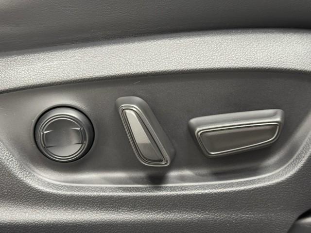 クラウンクロスオーバー Ｇアドバンスド　衝突軽減装置　フルセグテレビ　クルコン　横滑防止装置　ドライブレコーダー　ＬＥＤヘッドライト　記録簿　Ｂカメラ　Ｐシート　ＥＴＣ　オートエアコン　ＡＣ１００Ｖ電源　ＡＵＸ　エアバッグ　４ＷＤ　キーレス（15枚目）