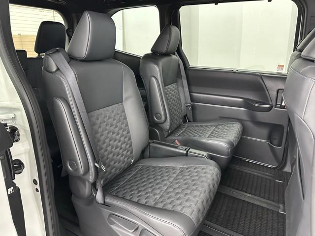 ヴォクシー ハイブリッドＳ－Ｚ　レンタカー使用歴　ＴＳＳ・ＩＣＳ　ＴＣ契約フルセグナビ　バックモニタ　両側パワスラ　スマートキー　ドラレコ　シートヒーター　ＡＣ１５００Ｗ電源　追従クルコン　ＤＶＤ再生　ＢＴ接続　ＵＳＢ　ＥＴＣ２．０（17枚目）