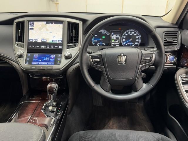 クラウンハイブリッド ロイヤルサルーン　点検記録簿　ＴＣフルセグナビ　Ｂカメラ　ＬＥＤライト　ＤＶＤ再生　盗難防止システム　スマキー　オートクルーズコントロール　パワーシートヒーター　ＥＴＣ　アイスト　アルミホイール　カーテンエアバッグ（4枚目）