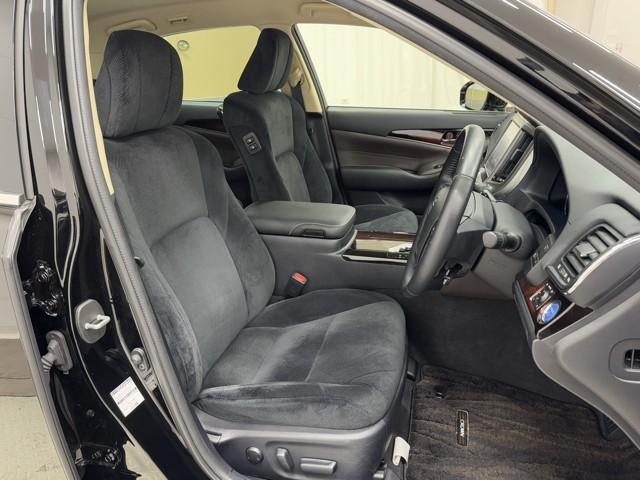 クラウンハイブリッド ロイヤルサルーン　点検記録簿　ＴＣフルセグナビ　Ｂカメラ　ＬＥＤライト　ＤＶＤ再生　盗難防止システム　スマキー　オートクルーズコントロール　パワーシートヒーター　ＥＴＣ　アイスト　アルミホイール　カーテンエアバッグ（16枚目）