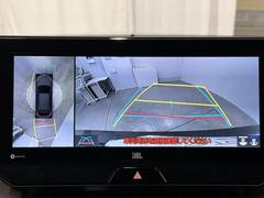 パノラミックビューモニターシステムが付いているので車の上から見た映像が確認できますよ。　一目で車両周辺の情報を確認できますが、直接安全をご確認下さい。 6