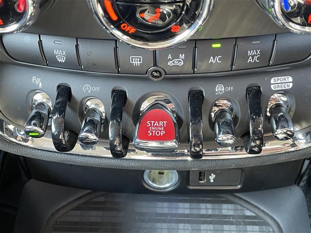 ＭＩＮＩ クーパーＳＤ　クラブマン　・整備記録簿（Ｒ５－Ｒ７）・純正ナビ（ＡＭ／ＦＭ／ＢＴ）・バックカメラ・純正ドライブレコーダー（前後）・ＥＴＣ２．０・ステアリングリモコン・インテリジェントセーフティ（7枚目）