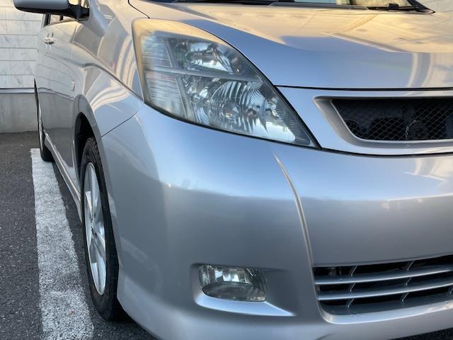 アイシス プラタナ　社外ナビ【ＤＴＶ／ＣＤ／ＤＶＤ／ＳＤ／ＳＤ　ＲＥＣ／ＢＴ】片側パワースライドドア　社外後部座席モニター　バックカメラ　ＥＴＣ　リモコンキー　スペアキー　純正フロアマット　社外グリル※純正グリル車載（9枚目）