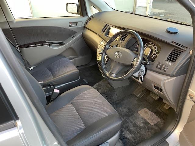 アイシス プラタナ　社外ナビ【ＤＴＶ／ＣＤ／ＤＶＤ／ＳＤ／ＳＤ　ＲＥＣ／ＢＴ】片側パワースライドドア　社外後部座席モニター　バックカメラ　ＥＴＣ　リモコンキー　スペアキー　純正フロアマット　社外グリル※純正グリル車載（16枚目）