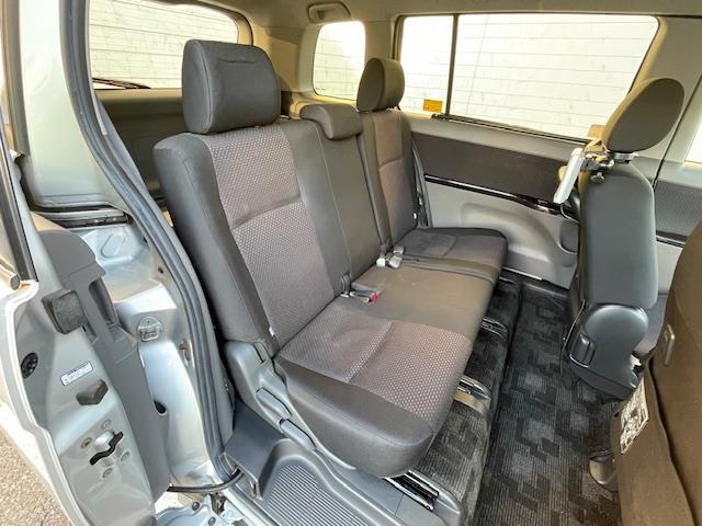 アイシス プラタナ　社外ナビ【ＤＴＶ／ＣＤ／ＤＶＤ／ＳＤ／ＳＤ　ＲＥＣ／ＢＴ】片側パワースライドドア　社外後部座席モニター　バックカメラ　ＥＴＣ　リモコンキー　スペアキー　純正フロアマット　社外グリル※純正グリル車載（18枚目）