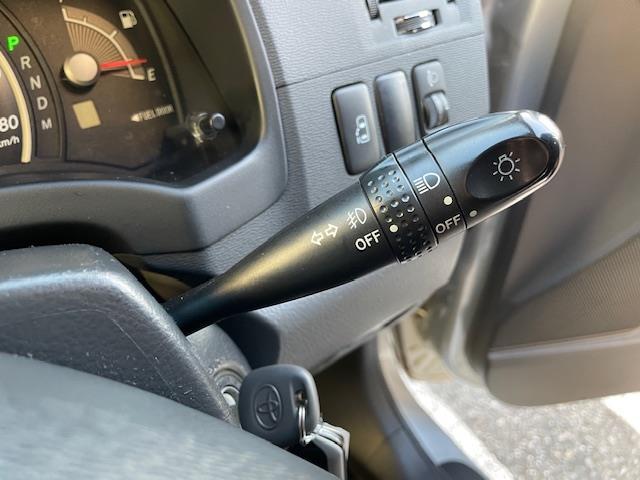 アイシス プラタナ　社外ナビ【ＤＴＶ／ＣＤ／ＤＶＤ／ＳＤ／ＳＤ　ＲＥＣ／ＢＴ】片側パワースライドドア　社外後部座席モニター　バックカメラ　ＥＴＣ　リモコンキー　スペアキー　純正フロアマット　社外グリル※純正グリル車載（23枚目）