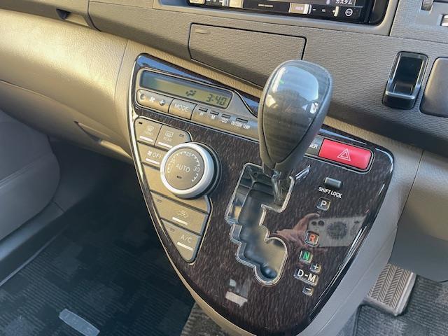 アイシス プラタナ　社外ナビ【ＤＴＶ／ＣＤ／ＤＶＤ／ＳＤ／ＳＤ　ＲＥＣ／ＢＴ】片側パワースライドドア　社外後部座席モニター　バックカメラ　ＥＴＣ　リモコンキー　スペアキー　純正フロアマット　社外グリル※純正グリル車載（24枚目）