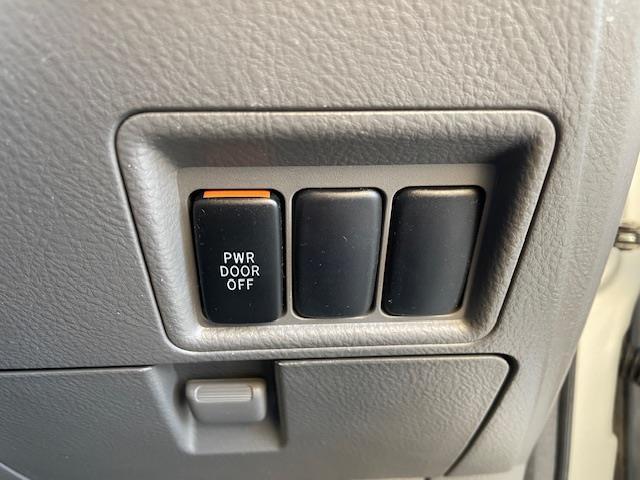 アイシス プラタナ　社外ナビ【ＤＴＶ／ＣＤ／ＤＶＤ／ＳＤ／ＳＤ　ＲＥＣ／ＢＴ】片側パワースライドドア　社外後部座席モニター　バックカメラ　ＥＴＣ　リモコンキー　スペアキー　純正フロアマット　社外グリル※純正グリル車載（31枚目）