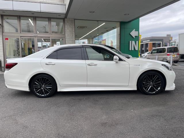 クラウンハイブリッド アスリートＳ　Ｊ－フロンティアリミテッド　フルエアロ　サンルーフ　トヨタセーフティーセンス　純正メモリナビ　ハーフレザーシート　前席パワーシート　前席シートヒーター　バックカメラ　クリアランスソナー　純正ドライブレコーダー　プッシュスタート（5枚目）