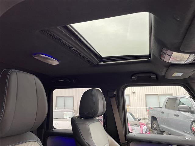 Ｇクラス Ｇ５８０　ウィズＥＱテクノロジーエディション１　ワンオーナー　サンルーフ　グレー／黒革シート　ブルメスター　カーボンインテリアパネル　　アダプティブダンピング　レーダーセーフティＰＫＧ　ワイヤレス充電　純正ナビ　全方位カメラ　ＡＭＧ２０ＡＷ　ＬＥＤ（4枚目）