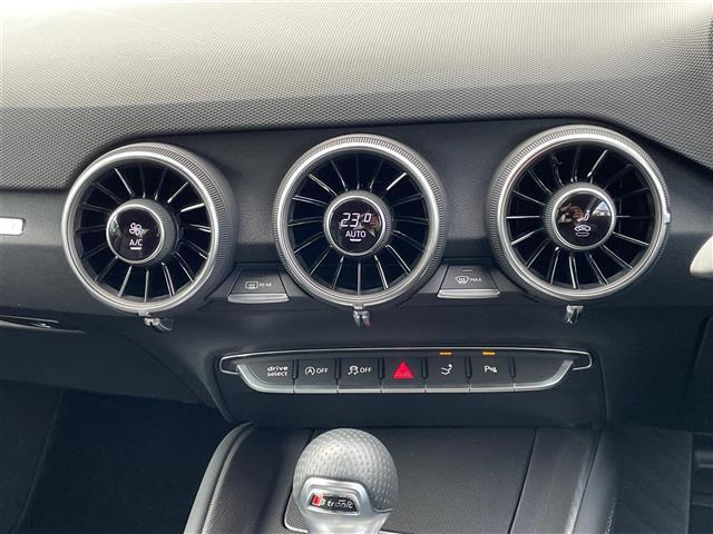 ＴＴＳクーペ メモリアルエディション　１００台限定車　黒革シート　ＢＡＮＧ＆ＯＬＵＦＳＥＮ　純正ナビ　バックモニター　ＥＴＣ２．０　純正２０ＡＷ　ＬＥＤライト　電動リヤスポイラー　クルーズコントロール　ＢＳＭ　Ｒ６／７年ディーラー整備（8枚目）