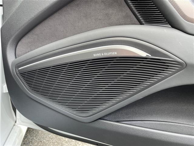 ＴＴＳクーペ メモリアルエディション　１００台限定車　黒革シート　ＢＡＮＧ＆ＯＬＵＦＳＥＮ　純正ナビ　バックモニター　ＥＴＣ２．０　純正２０ＡＷ　ＬＥＤライト　電動リヤスポイラー　クルーズコントロール　ＢＳＭ　Ｒ６／７年ディーラー整備（12枚目）