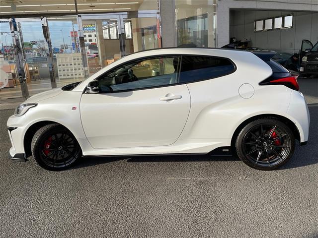 ＧＲヤリス ＲＺ　ハイパフォーマンス　ＴＯＭ’Ｓエアロ　ＨＫＳマフラー　ＢＢＳ製鍛造１８ＡＷ　ＬＥＤライト　ディスプレイオーディオ　バックモニター　ＥＴＣ２．０　トヨタセーフティセンス　レーダークルーズ　ＰＣＳ　ＬＴＡ　ＢＳＭ（18枚目）