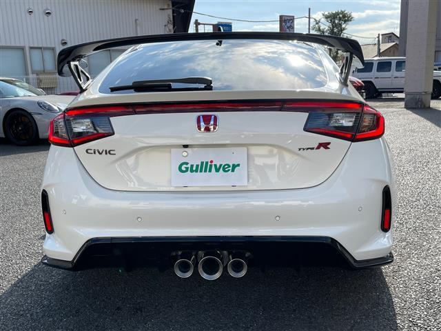 シビック タイプＲ　純正ナビ　バックカメラ　ビルトインＥＴＣ２．０　ホンダセンシング　レーダークルーズ　衝突軽減ブレーキ　ＬＫＡ　ＢＳＭ　純正１９インチＡＷ　ブレンボブレーキ　ＬＥＤライト　スマートキー（5枚目）