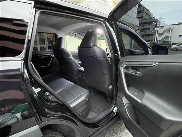 ＲＡＶ４ ハイブリッドＧ　禁煙　フルモデリスタエアロ　純正９型ナビ　ブラインドスポットモニター　パワーバックドア　ドライブレコーダー前後ステアリングヒータ―　純正１９インチアルミ　合皮シート　前席シートヒーター（9枚目）