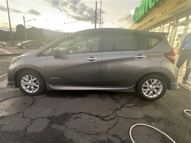 ノート e-パワー メダリスト 純正メモリー(BT/CD/DVD/フルセグ/SD) 全方位カメラ 純正フルエアロ オートクルーズコントロール 前後コーナーセンサー テレビキャンセラー HIDヘッドライト オートライト(4枚目)