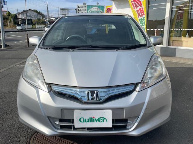 フィットハイブリッド ベースグレード　クルーズコントロール／ＥＣＯＮシステム／純正ナビ／ＥＴＣ／ＡＡＣ／ワンセグＴＶ／純正フロアマット／バックカメラ／リモコンキー（3枚目）