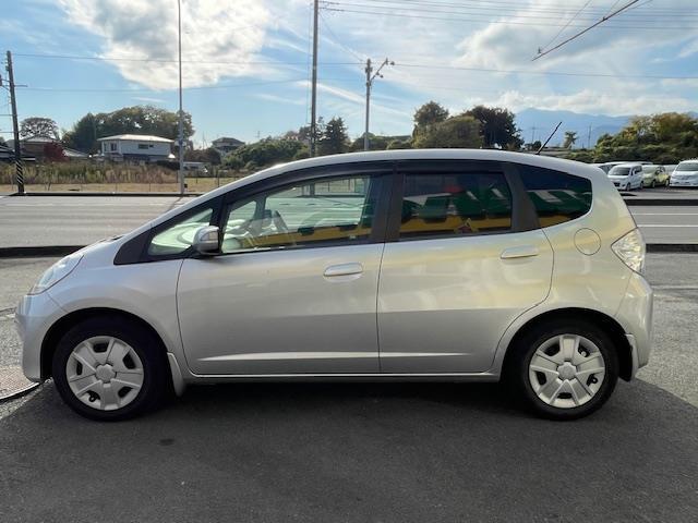 フィットハイブリッド ベースグレード　クルーズコントロール／ＥＣＯＮシステム／純正ナビ／ＥＴＣ／ＡＡＣ／ワンセグＴＶ／純正フロアマット／バックカメラ／リモコンキー（5枚目）