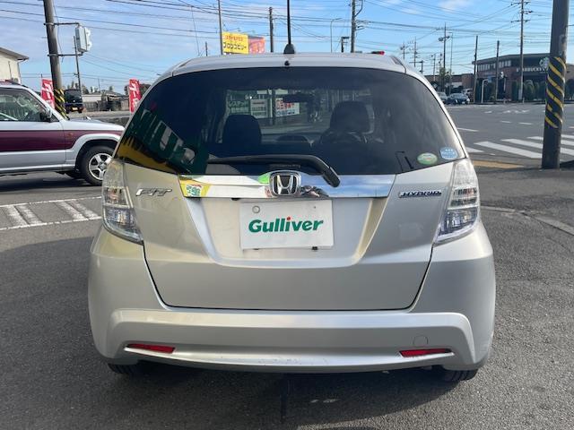 フィットハイブリッド ベースグレード　クルーズコントロール／ＥＣＯＮシステム／純正ナビ／ＥＴＣ／ＡＡＣ／ワンセグＴＶ／純正フロアマット／バックカメラ／リモコンキー（7枚目）