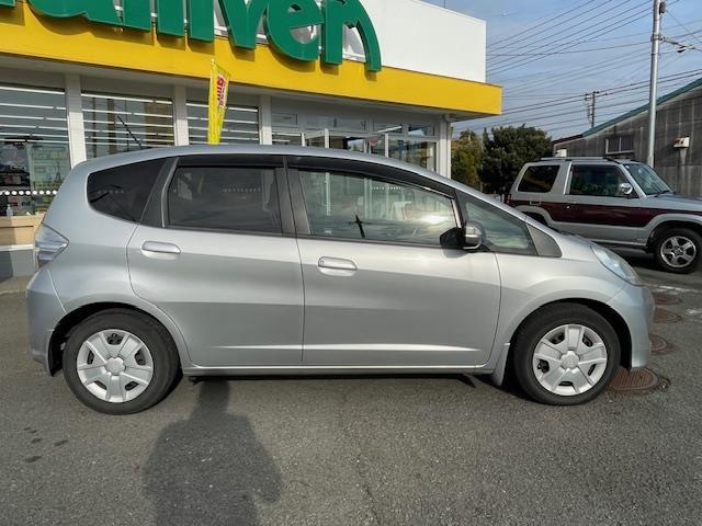 フィットハイブリッド ベースグレード　クルーズコントロール／ＥＣＯＮシステム／純正ナビ／ＥＴＣ／ＡＡＣ／ワンセグＴＶ／純正フロアマット／バックカメラ／リモコンキー（9枚目）