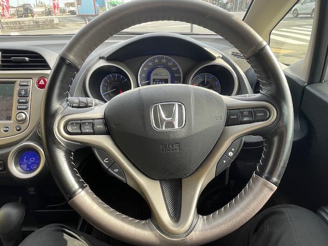 フィットハイブリッド ベースグレード　クルーズコントロール／ＥＣＯＮシステム／純正ナビ／ＥＴＣ／ＡＡＣ／ワンセグＴＶ／純正フロアマット／バックカメラ／リモコンキー（11枚目）