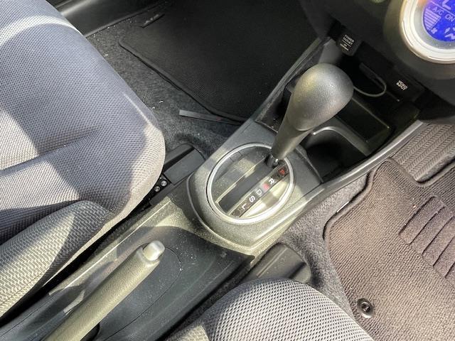 フィットハイブリッド ベースグレード　クルーズコントロール／ＥＣＯＮシステム／純正ナビ／ＥＴＣ／ＡＡＣ／ワンセグＴＶ／純正フロアマット／バックカメラ／リモコンキー（17枚目）