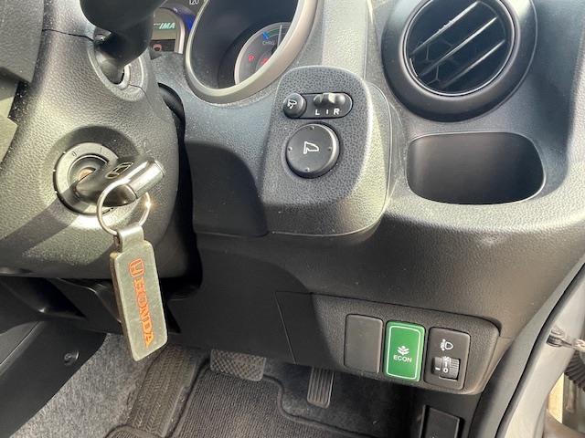 フィットハイブリッド ベースグレード　クルーズコントロール／ＥＣＯＮシステム／純正ナビ／ＥＴＣ／ＡＡＣ／ワンセグＴＶ／純正フロアマット／バックカメラ／リモコンキー（18枚目）