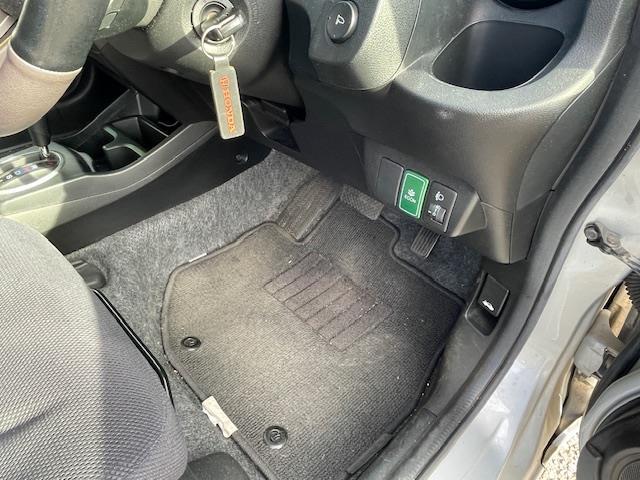 フィットハイブリッド ベースグレード　クルーズコントロール／ＥＣＯＮシステム／純正ナビ／ＥＴＣ／ＡＡＣ／ワンセグＴＶ／純正フロアマット／バックカメラ／リモコンキー（19枚目）