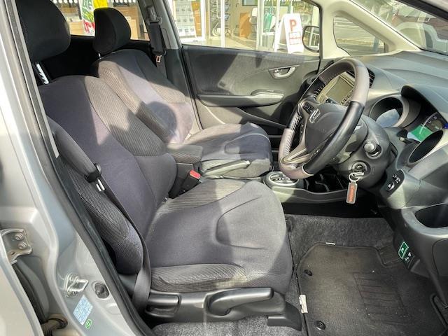 フィットハイブリッド ベースグレード　クルーズコントロール／ＥＣＯＮシステム／純正ナビ／ＥＴＣ／ＡＡＣ／ワンセグＴＶ／純正フロアマット／バックカメラ／リモコンキー（24枚目）