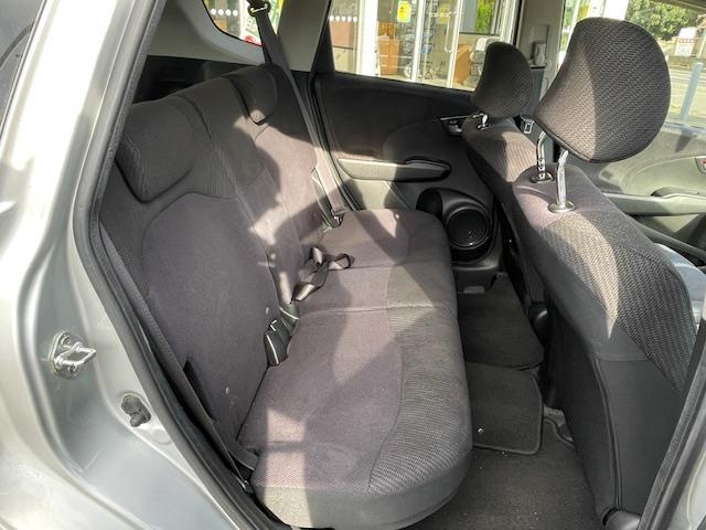 フィットハイブリッド ベースグレード　クルーズコントロール／ＥＣＯＮシステム／純正ナビ／ＥＴＣ／ＡＡＣ／ワンセグＴＶ／純正フロアマット／バックカメラ／リモコンキー（25枚目）