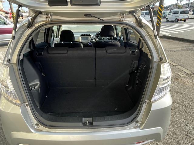 フィットハイブリッド ベースグレード　クルーズコントロール／ＥＣＯＮシステム／純正ナビ／ＥＴＣ／ＡＡＣ／ワンセグＴＶ／純正フロアマット／バックカメラ／リモコンキー（28枚目）