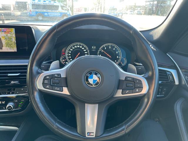 ５シリーズ ５２３ｉ　Ｍスポーツ　衝突軽減システム／アダプティブクルーズコントロール／パドルシフト／前後コーナーセンサー／ブラインドスポットアシスト／全方位カメラ／電動リアゲート／純正ＡＷ／カーテン＋サイドエアバッグ（9枚目）