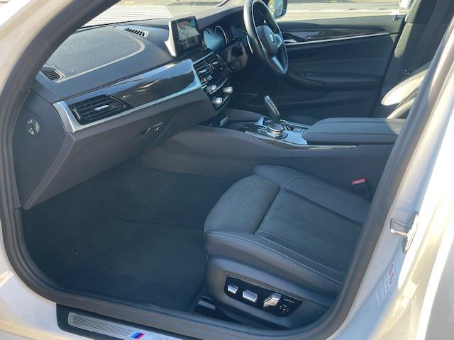 ５シリーズ ５２３ｉ　Ｍスポーツ　衝突軽減システム／アダプティブクルーズコントロール／パドルシフト／前後コーナーセンサー／ブラインドスポットアシスト／全方位カメラ／電動リアゲート／純正ＡＷ／カーテン＋サイドエアバッグ（23枚目）