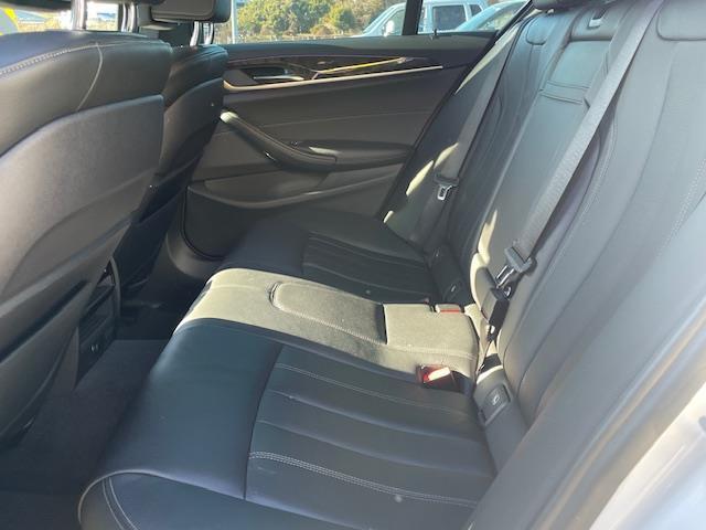 ５シリーズ ５２３ｉ　Ｍスポーツ　衝突軽減システム／アダプティブクルーズコントロール／パドルシフト／前後コーナーセンサー／ブラインドスポットアシスト／全方位カメラ／電動リアゲート／純正ＡＷ／カーテン＋サイドエアバッグ（25枚目）