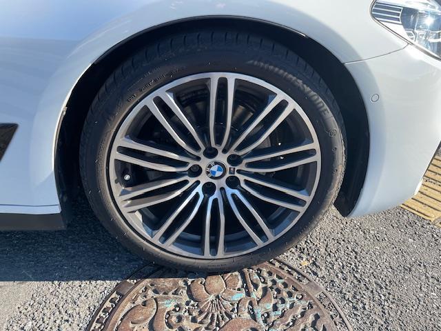 ５シリーズ ５２３ｉ　Ｍスポーツ　衝突軽減システム／アダプティブクルーズコントロール／パドルシフト／前後コーナーセンサー／ブラインドスポットアシスト／全方位カメラ／電動リアゲート／純正ＡＷ／カーテン＋サイドエアバッグ（33枚目）