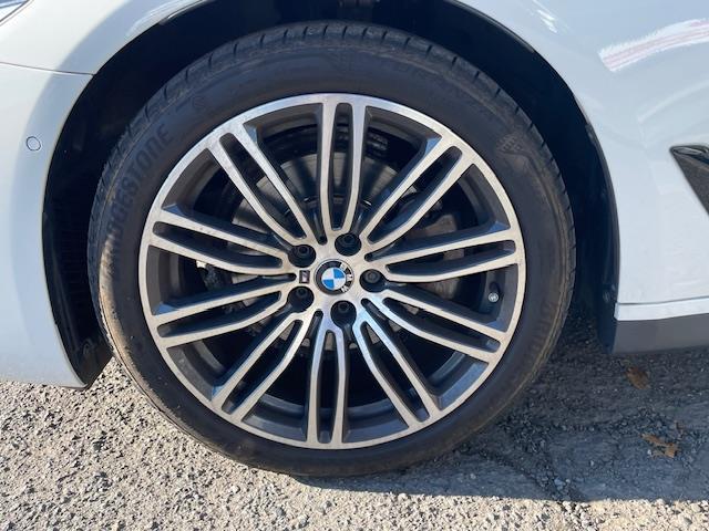 ５シリーズ ５２３ｉ　Ｍスポーツ　衝突軽減システム／アダプティブクルーズコントロール／パドルシフト／前後コーナーセンサー／ブラインドスポットアシスト／全方位カメラ／電動リアゲート／純正ＡＷ／カーテン＋サイドエアバッグ（34枚目）