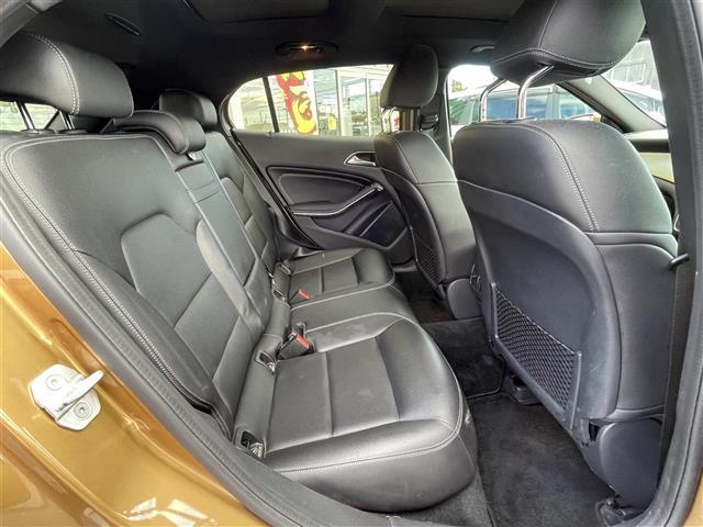 ＧＬＡクラス ＧＬＡ１８０　衝突軽減システム／サンルーフ／アダプティブクルーズコントロール／サンルーフ／カーテンエアバッグ／サイドエアバッグ／パワーシート／シートヒーター／スマートキー／ルーフレール／純正ＡＷ（11枚目）