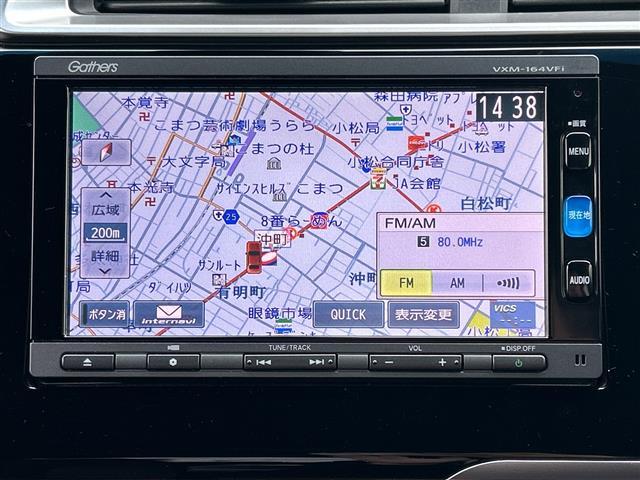 フィットハイブリッド Ｓパッケージ　純正ナビＣＤ／ＤＶＤ／ＴＶ／ＡＭ／ＦＭ／Ｂｌｕｅｔｏｏｔｈ／フルセグ　バックカメラ　ＥＴＣ　前方ドライブレコーダー　クルーズコントロール　純正アルミホイール　スタッドレスタイヤ　スペアキー（4枚目）