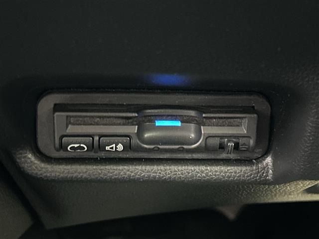 フィットハイブリッド Ｓパッケージ　純正ナビＣＤ／ＤＶＤ／ＴＶ／ＡＭ／ＦＭ／Ｂｌｕｅｔｏｏｔｈ／フルセグ　バックカメラ　ＥＴＣ　前方ドライブレコーダー　クルーズコントロール　純正アルミホイール　スタッドレスタイヤ　スペアキー（6枚目）