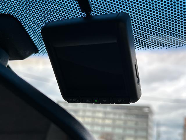 フィットハイブリッド Ｓパッケージ　純正ナビＣＤ／ＤＶＤ／ＴＶ／ＡＭ／ＦＭ／Ｂｌｕｅｔｏｏｔｈ／フルセグ　バックカメラ　ＥＴＣ　前方ドライブレコーダー　クルーズコントロール　純正アルミホイール　スタッドレスタイヤ　スペアキー（7枚目）