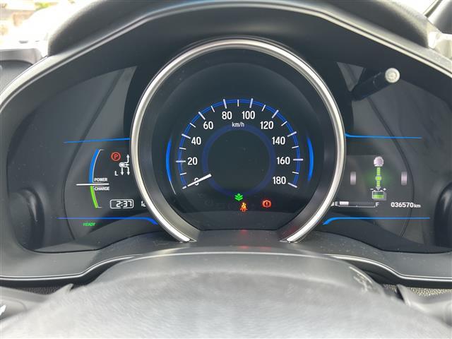 フィットハイブリッド Ｓパッケージ　純正ナビＣＤ／ＤＶＤ／ＴＶ／ＡＭ／ＦＭ／Ｂｌｕｅｔｏｏｔｈ／フルセグ　バックカメラ　ＥＴＣ　前方ドライブレコーダー　クルーズコントロール　純正アルミホイール　スタッドレスタイヤ　スペアキー（14枚目）