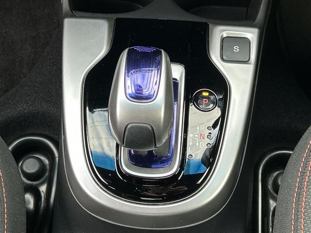 フィットハイブリッド Ｓパッケージ　純正ナビＣＤ／ＤＶＤ／ＴＶ／ＡＭ／ＦＭ／Ｂｌｕｅｔｏｏｔｈ／フルセグ　バックカメラ　ＥＴＣ　前方ドライブレコーダー　クルーズコントロール　純正アルミホイール　スタッドレスタイヤ　スペアキー（15枚目）