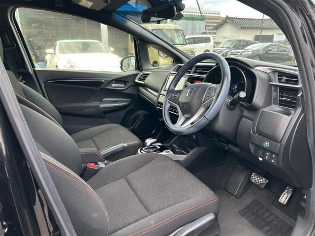 フィットハイブリッド Ｓパッケージ　純正ナビＣＤ／ＤＶＤ／ＴＶ／ＡＭ／ＦＭ／Ｂｌｕｅｔｏｏｔｈ／フルセグ　バックカメラ　ＥＴＣ　前方ドライブレコーダー　クルーズコントロール　純正アルミホイール　スタッドレスタイヤ　スペアキー（17枚目）