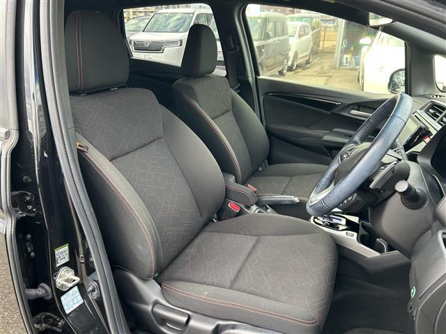 フィットハイブリッド Ｓパッケージ　純正ナビＣＤ／ＤＶＤ／ＴＶ／ＡＭ／ＦＭ／Ｂｌｕｅｔｏｏｔｈ／フルセグ　バックカメラ　ＥＴＣ　前方ドライブレコーダー　クルーズコントロール　純正アルミホイール　スタッドレスタイヤ　スペアキー（18枚目）