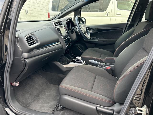 フィットハイブリッド Ｓパッケージ　純正ナビＣＤ／ＤＶＤ／ＴＶ／ＡＭ／ＦＭ／Ｂｌｕｅｔｏｏｔｈ／フルセグ　バックカメラ　ＥＴＣ　前方ドライブレコーダー　クルーズコントロール　純正アルミホイール　スタッドレスタイヤ　スペアキー（19枚目）